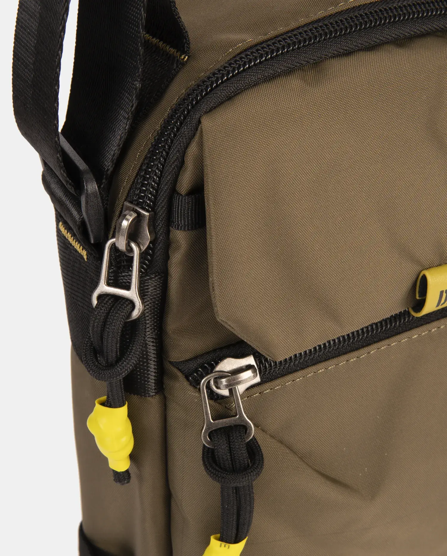 251513-kakhi-detalle Bolso bandolera hombre Pepe Moll