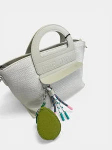 261131-off-detalle Bolso de mano con asa bandolera Janet