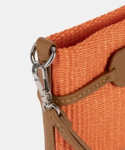 261312-orange-detalle Bolso bandolera compacta Ivone