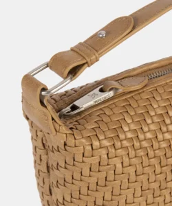 261380-sand-detalle Bolso de mano trenzado Katie