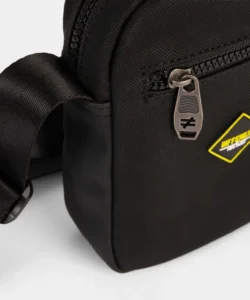261500-black-detalle Bandolera pequeña negra para hombre Pepe Moll Ian