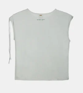 Camiseta azul con fruncido lateral