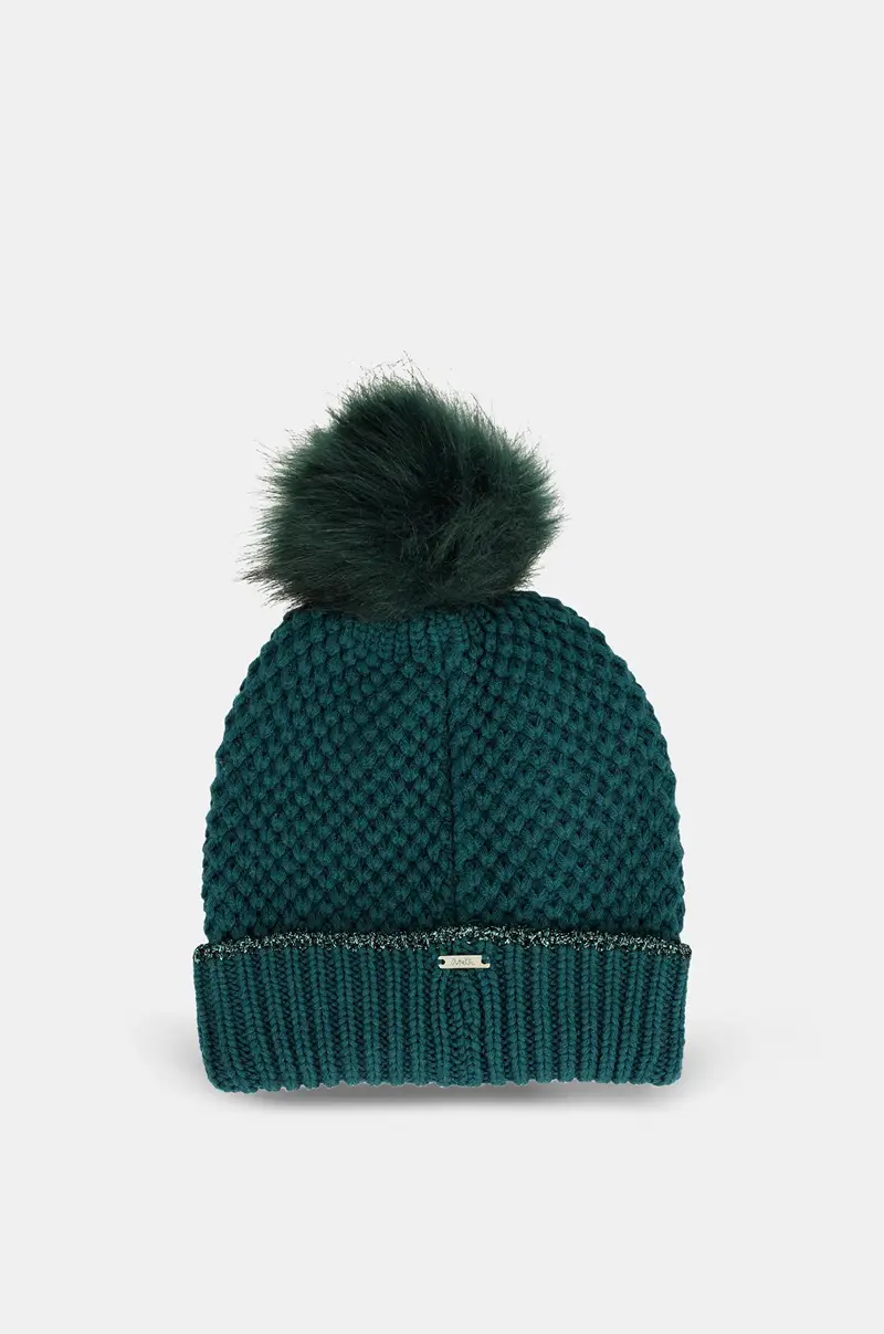 Gorro de punto verde con pompón