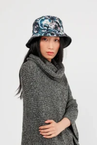 Modelo con gorro reversible 41471-111 perfil