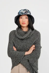 Modelo con gorro reversible 41471-111 frontal
