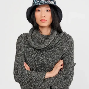 Modelo con gorro reversible 41471-111 frontal