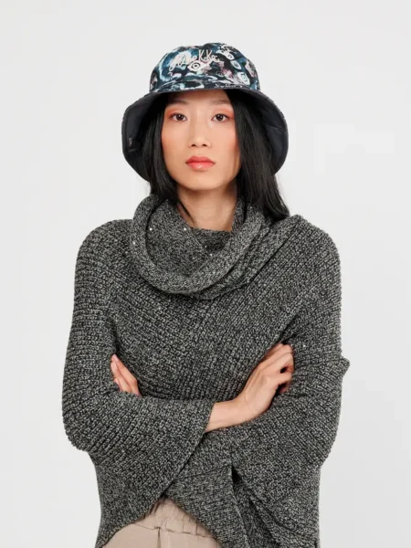 Modelo con gorro reversible 41471-111 frontal