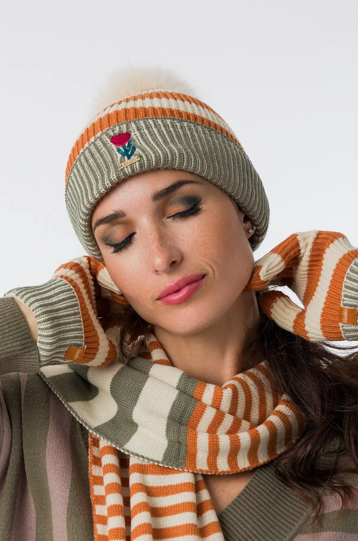 Probados_43471-321_2 Gorro de punto multicolor Anekke con flor