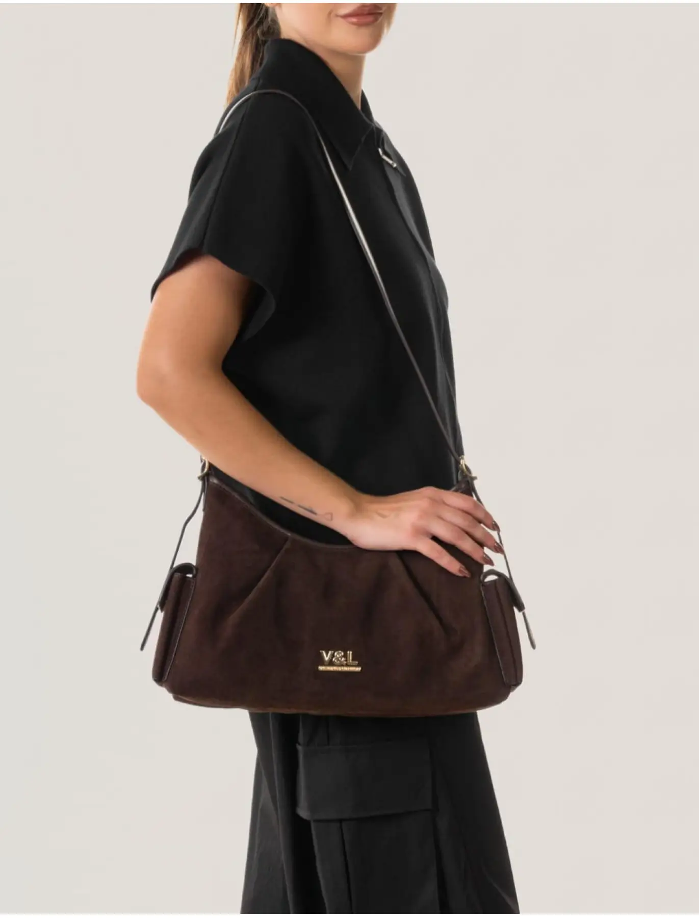 Bolso bandolera de antelina Nogal Victorio & Lucchino - Imagen 5