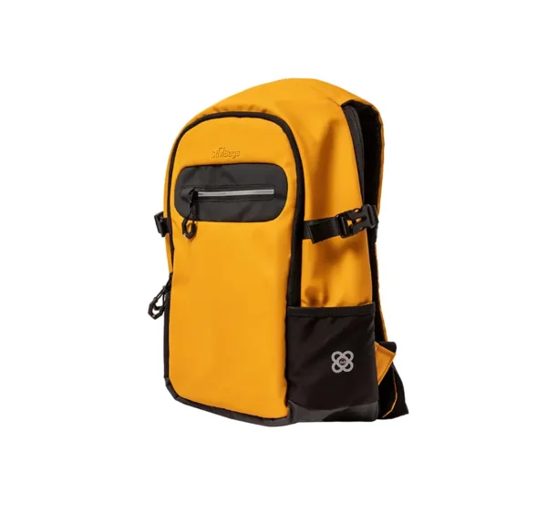 mochila adventure eco amarillo inclinada