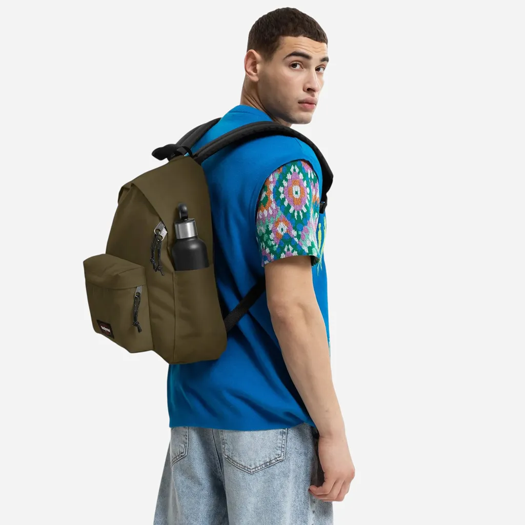 mochila-eastpak-day-pak-r-army-olive-modelo-hombre-gaudir Mochila Eastpak Day Pak’r Verde Army Olive – 14” – 24 L