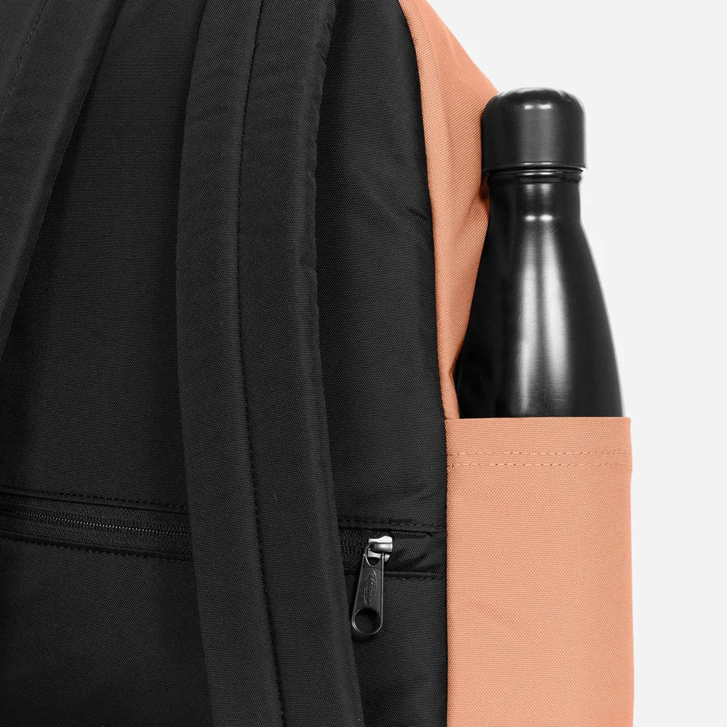 mochila-eastpak-day-pak-r-silk-peach-detalle-gaudir Mochila Eastpak Day Pak’r Silk Peach – 14” – 24 L