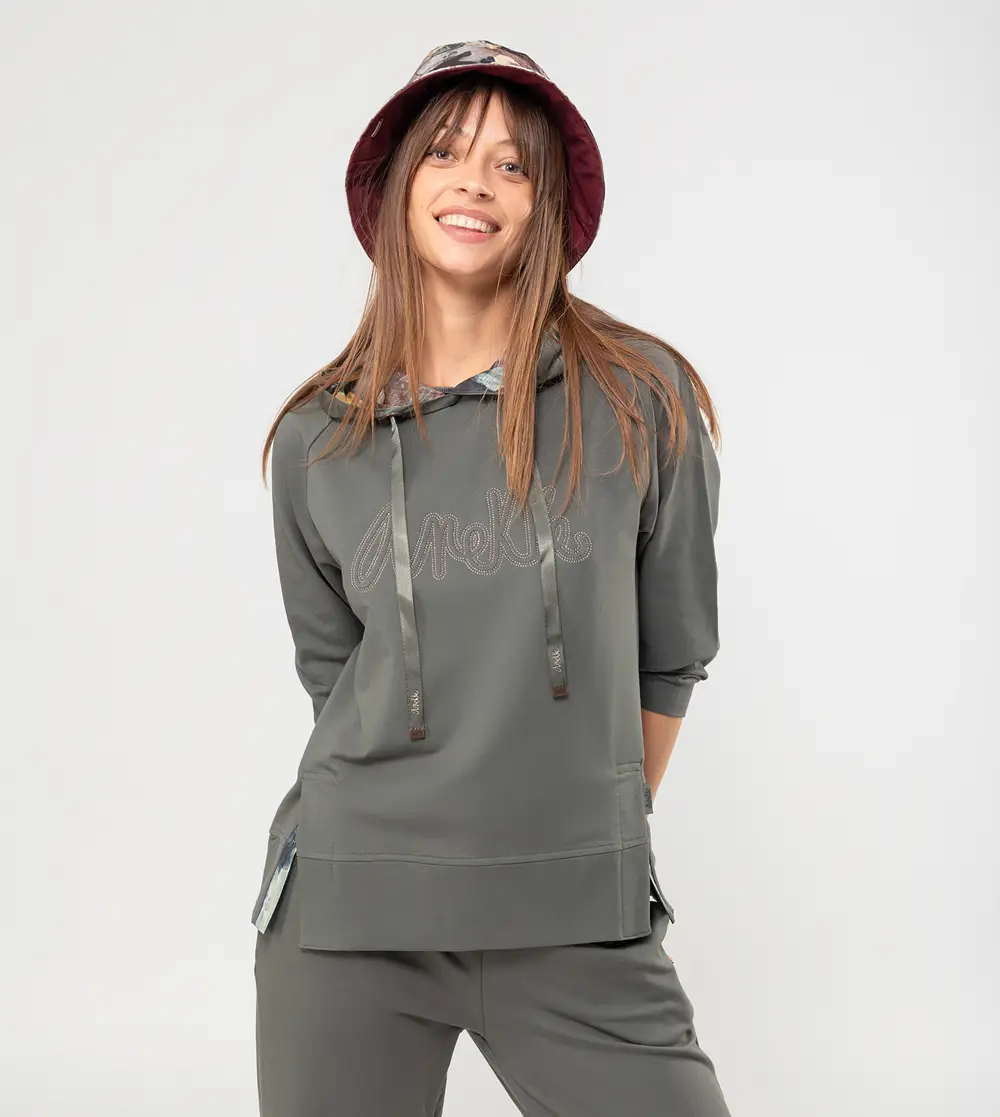 Modelo con sudadera gris de Anekke 39280-104 vista frontal
