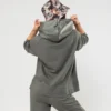 Modelo con sudadera gris de Anekke 39280-104 mostrando capucha vista trasera