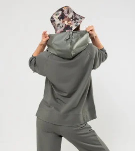 Modelo con sudadera gris de Anekke 39280-104 mostrando capucha vista trasera