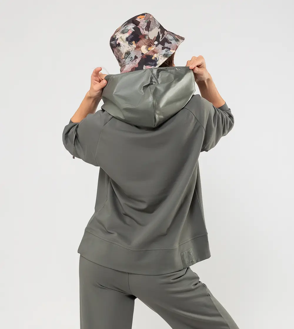 Modelo con sudadera gris de Anekke 39280-104 mostrando capucha vista trasera