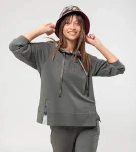 Modelo con sudadera gris de Anekke 39280-104 vista frontal con gorro pescador