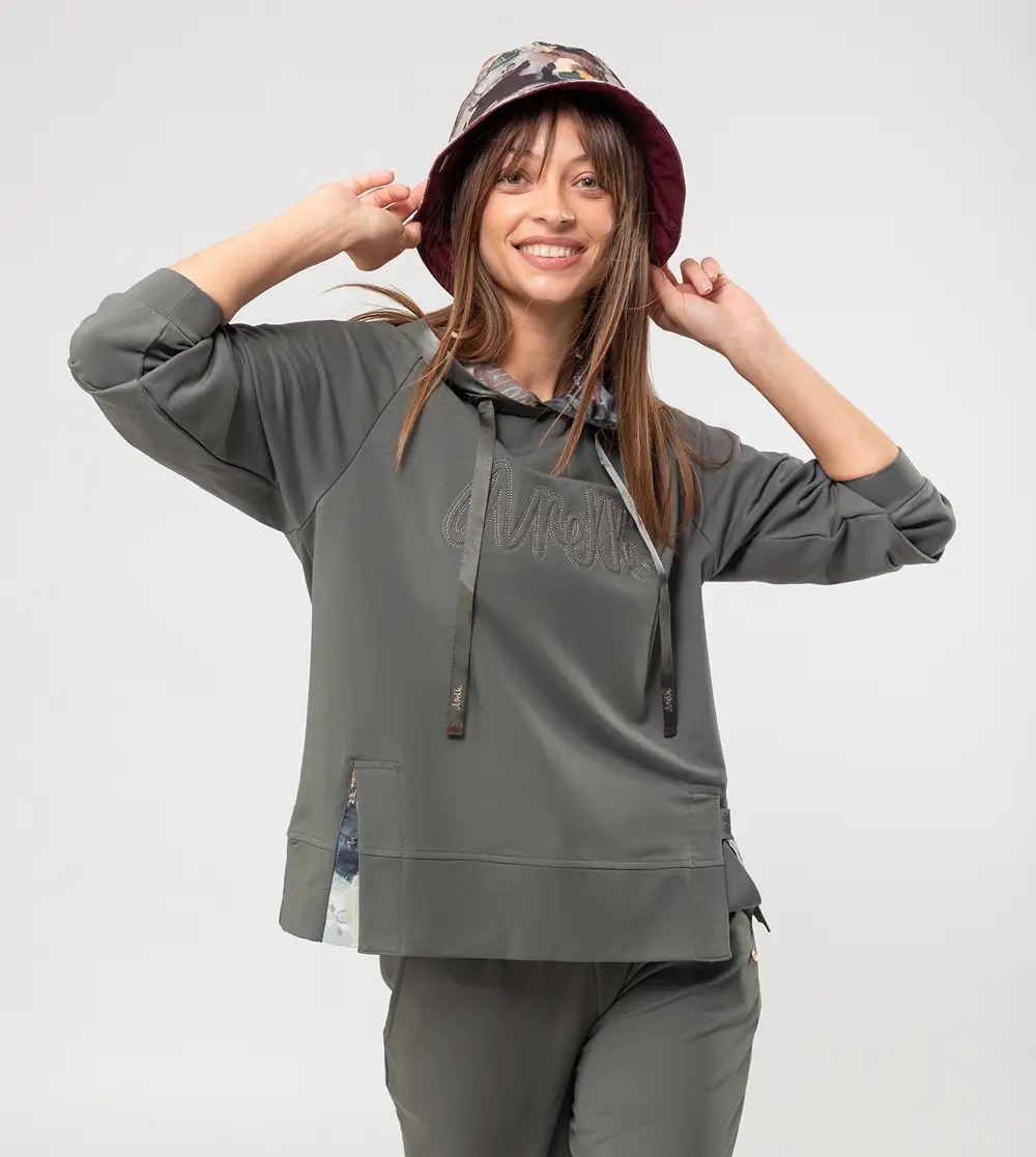 Modelo con sudadera gris de Anekke 39280-104 vista frontal con gorro pescador