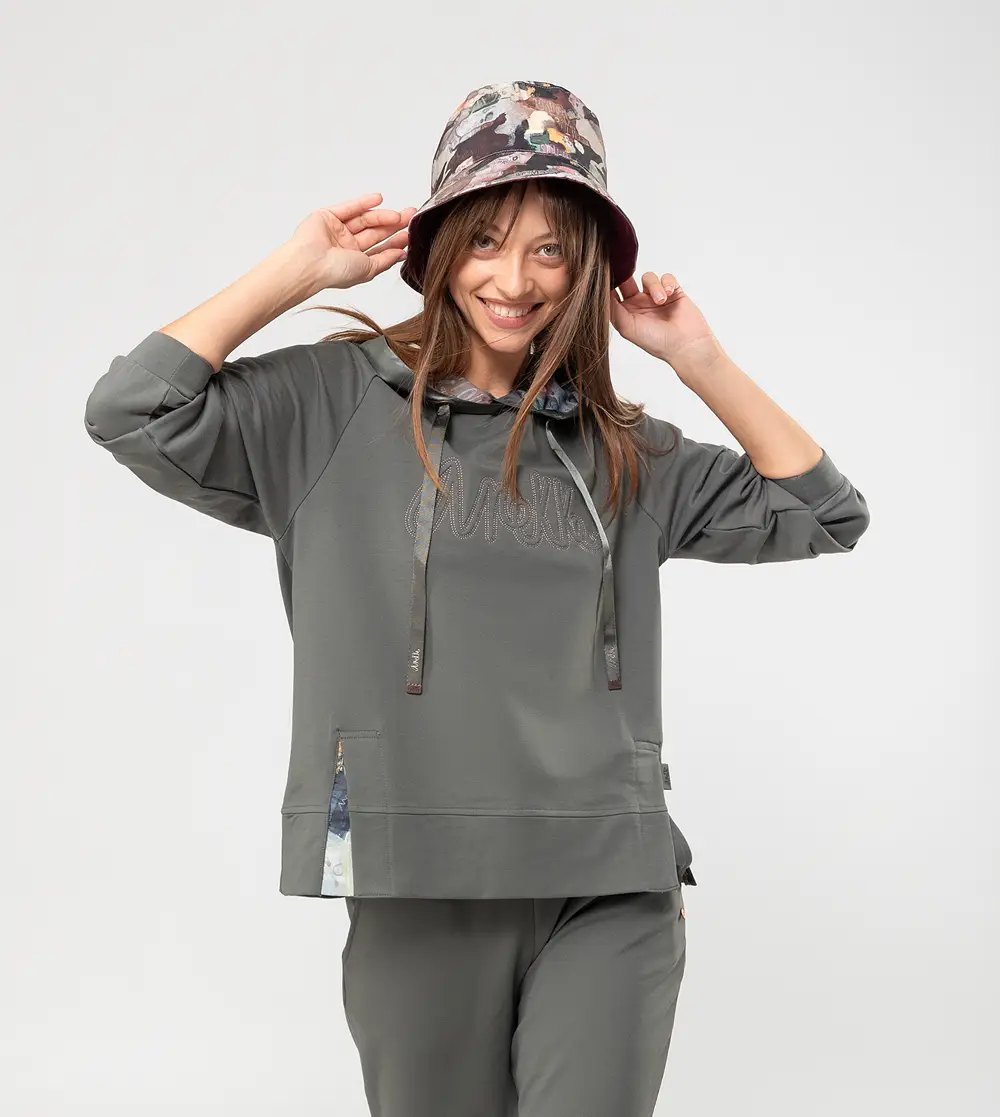 Modelo sonriendo con sudadera gris de Anekke 39280-104 vista frontal