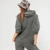 Modelo con sudadera gris de Anekke 39280-104 vista trasera