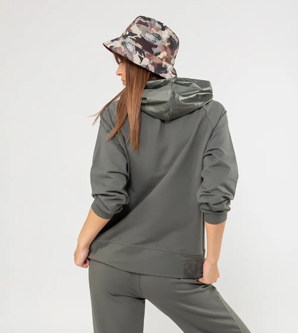 Modelo con sudadera gris de Anekke 39280-104 vista trasera