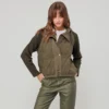 Modelo con chaqueta verde de Anekke 39283-103 vista frontal manos en bolsillos