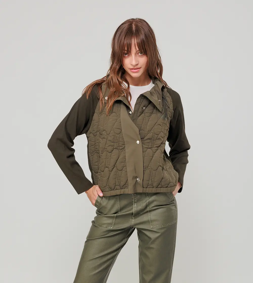 Modelo con chaqueta verde de Anekke 39283-103 vista frontal manos en bolsillos