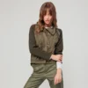 Modelo con chaqueta verde de Anekke 39283-103 vista frontal brazo cruzado