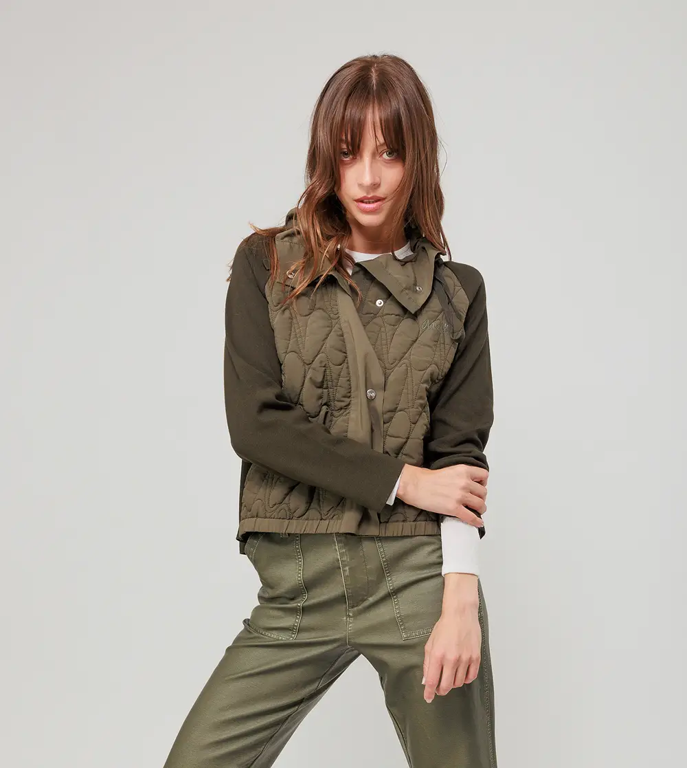 Modelo con chaqueta verde de Anekke 39283-103 vista frontal brazo cruzado