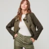 Modelo con chaqueta verde abierta de Anekke 39283-103 vista frontal