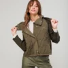 Modelo con chaqueta verde de Anekke 39283-103 vista frontal manos a los hombros