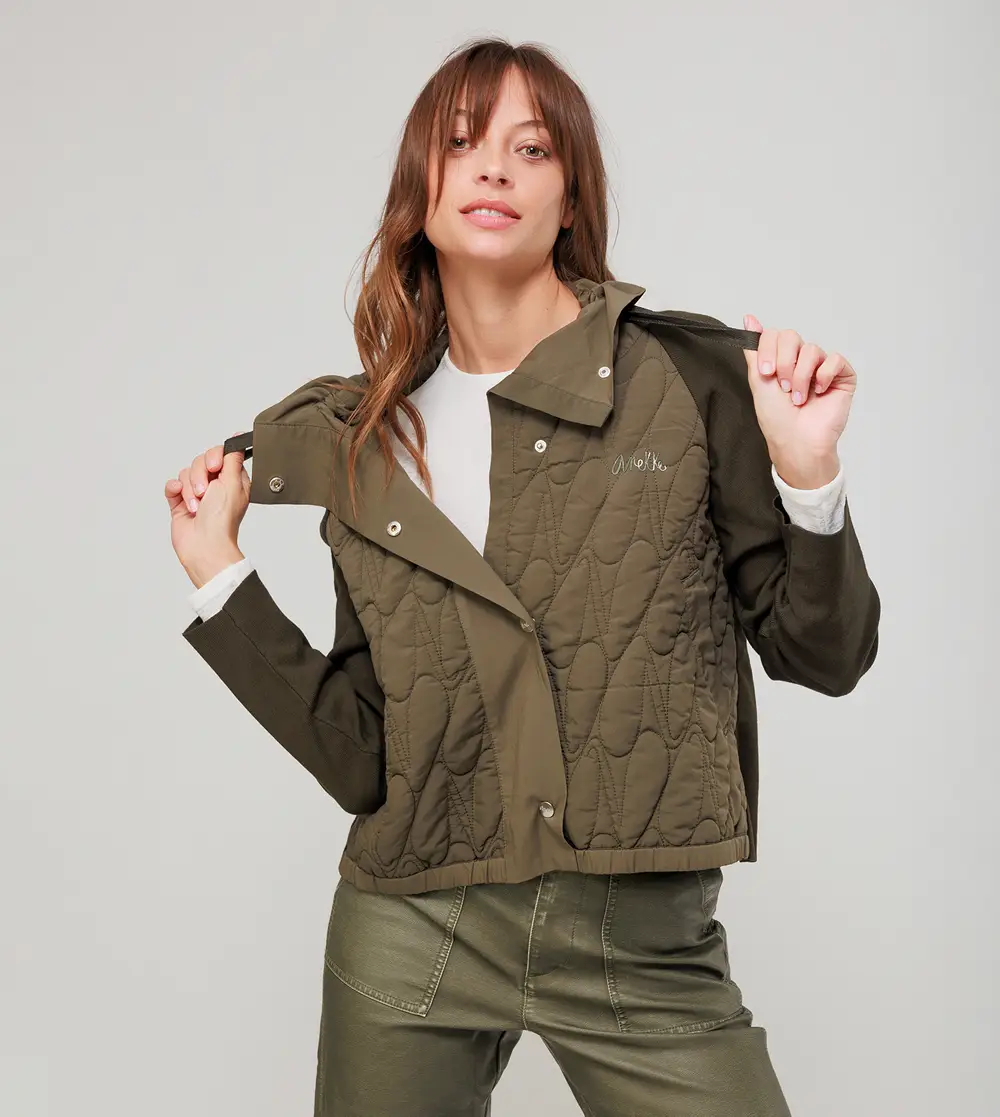 Modelo con chaqueta verde de Anekke 39283-103 vista frontal manos a los hombros