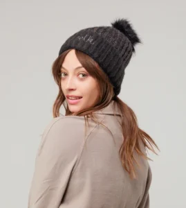 Gorro de punto negro con pompón Anekke