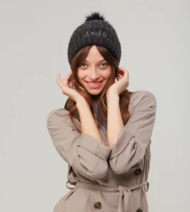 Gorro de punto negro con pompón Anekke