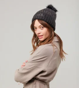 Gorro de punto negro con pompón Anekke