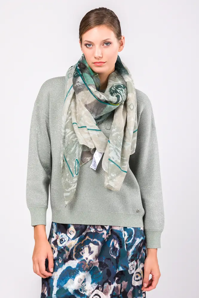 Modelo con pañuelo 41470-031