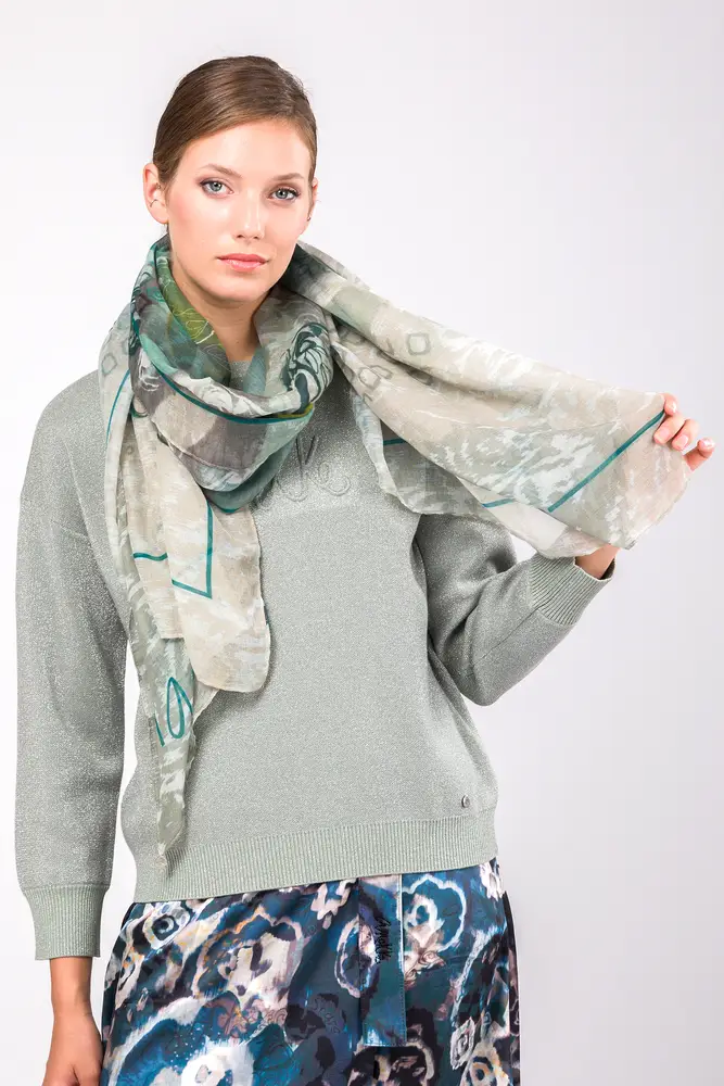 Modelo con pañuelo 41470-031 de lado