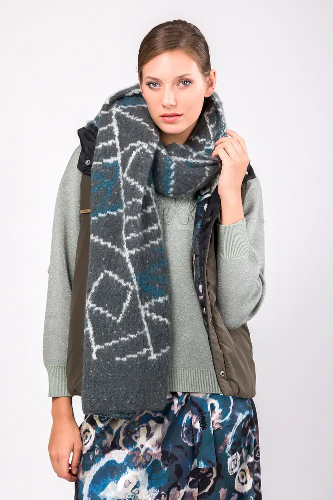 Modelo con bufanda 41470-211 frontal detalle