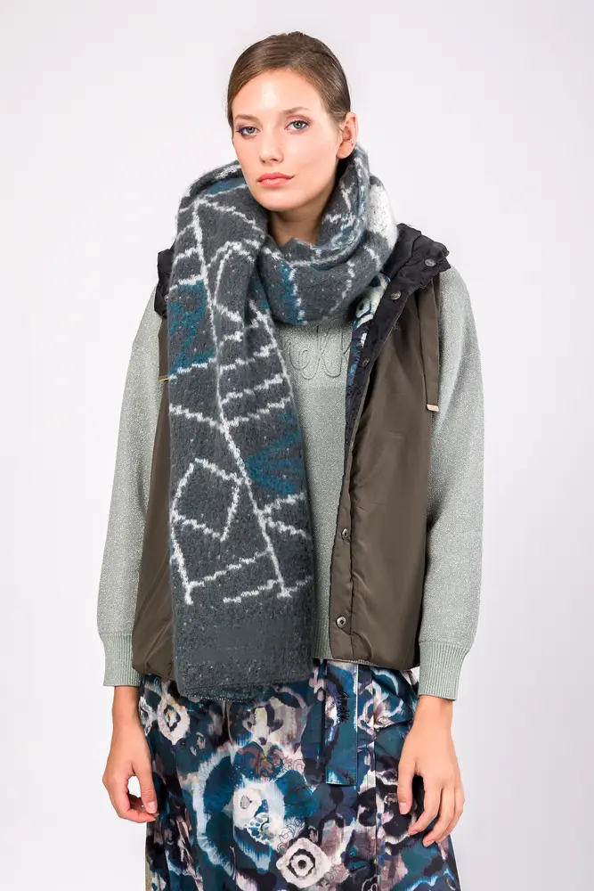 Modelo con bufanda 41470-211 frontal