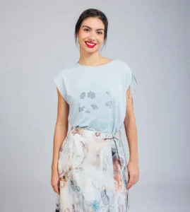 Camiseta azul con fruncido lateral