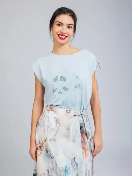 Camiseta azul con fruncido lateral