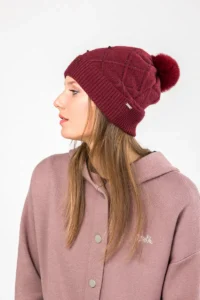 Gorro de punto burdeos con pompón