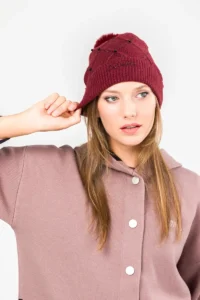 Gorro de punto burdeos con pompón