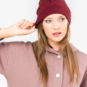 Gorro de punto burdeos con pompón