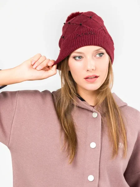 Gorro de punto burdeos con pompón