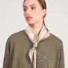Pañuelo cuadrado beige logo