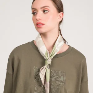 Pañuelo cuadrado beige logo