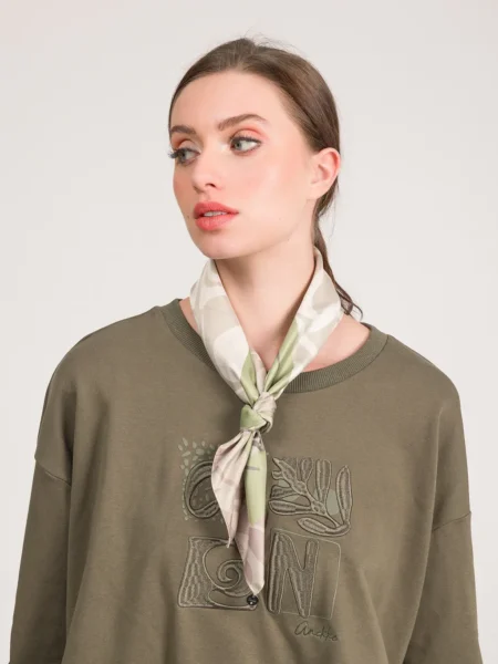 Pañuelo cuadrado beige logo
