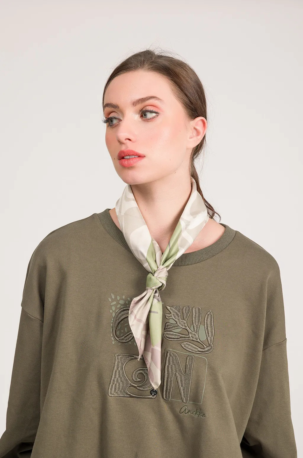Pañuelo cuadrado beige logo