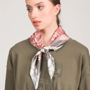 Pañuelo cuadrado rojo logo